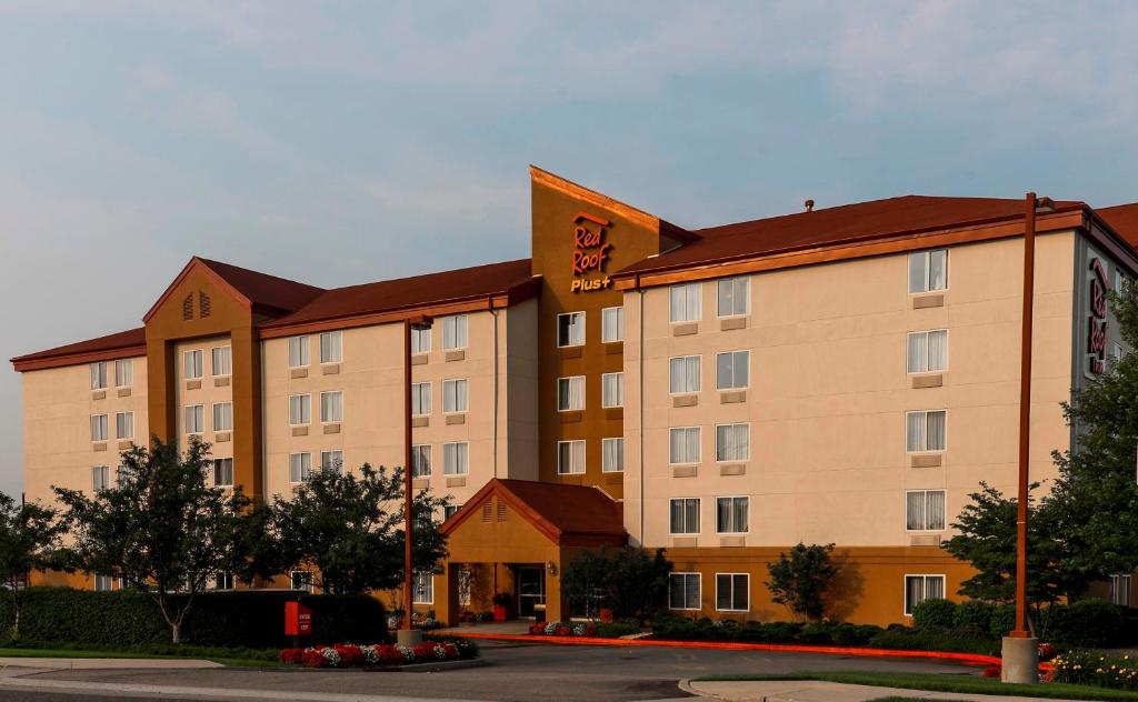 Red Roof Inn PLUS+ Long Island - Garden City image
