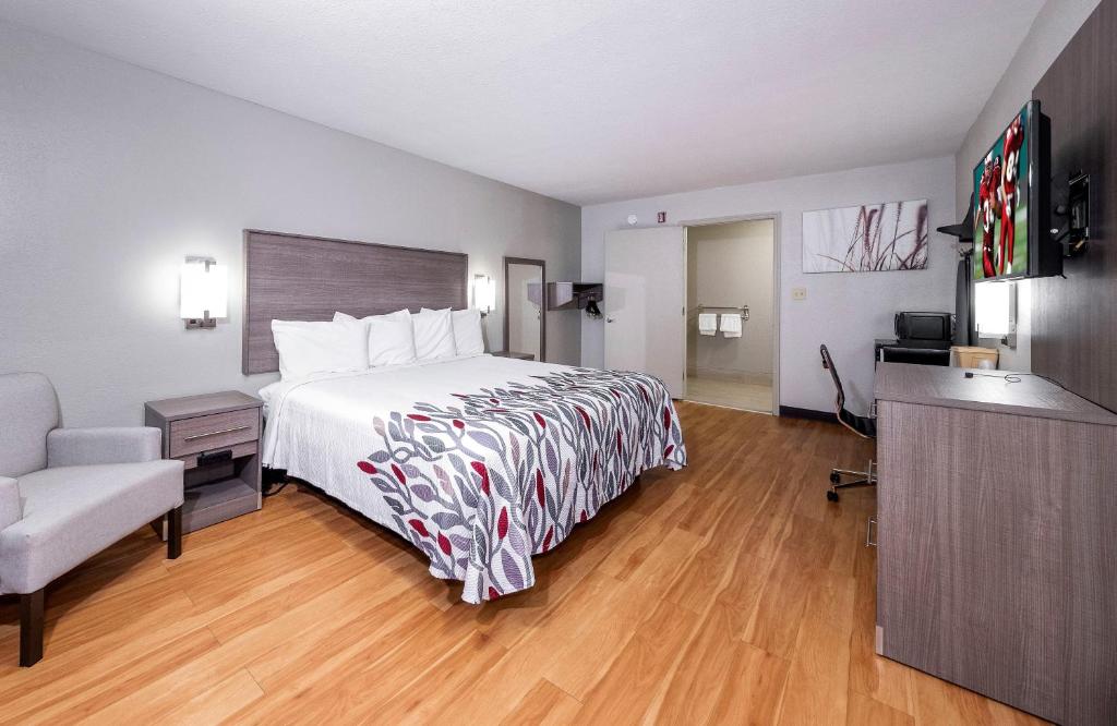 Red Roof Inn Bay Minette image