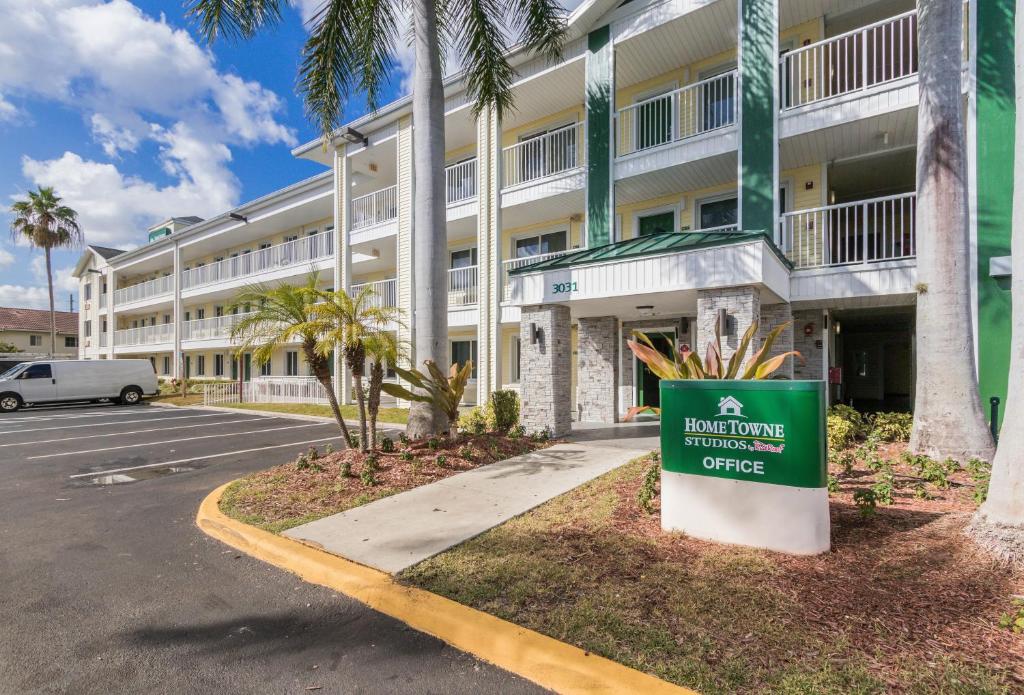 HomeTowne Studios by Red Roof Fort Lauderdale image
