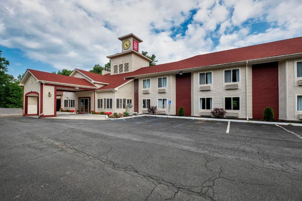 Red Roof Inn Clifton Park image