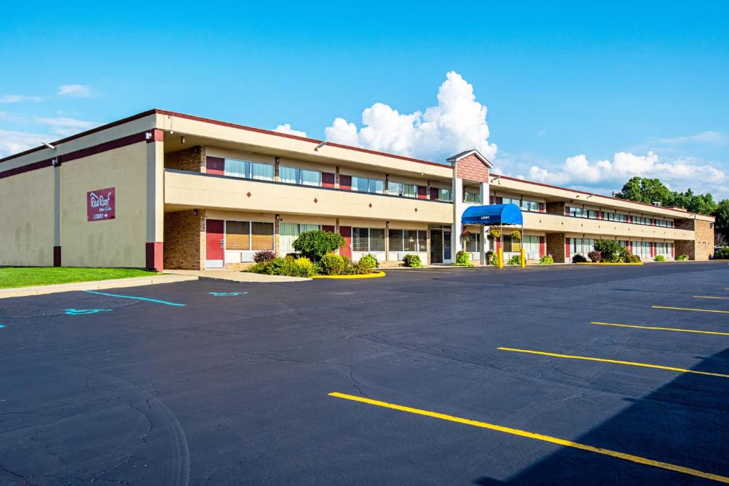 Red Roof Inn and Suites Battle Creek photo 4