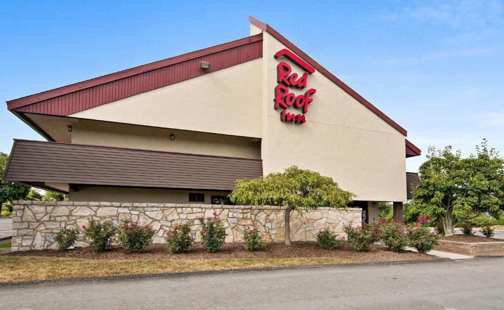 Red Roof Inn Fairmont image