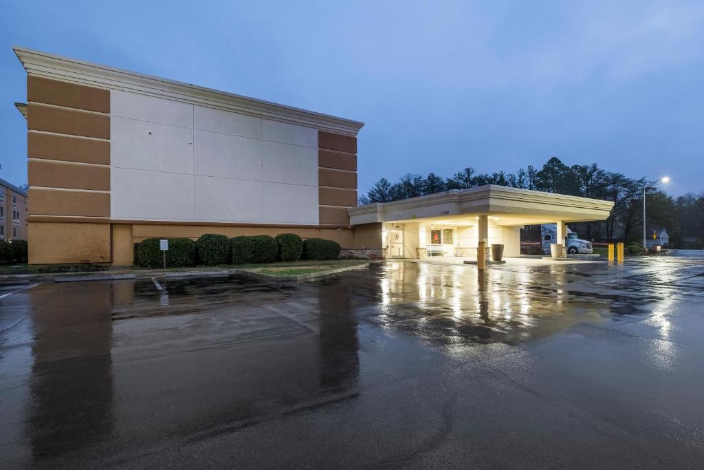 Red Roof Inn Knoxville Central – Papermill Road photo 4