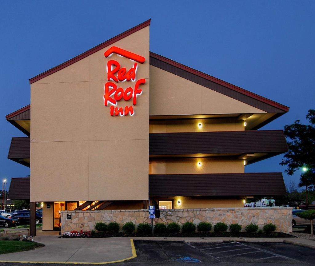Red Roof Inn Akron - Tap to explore photos