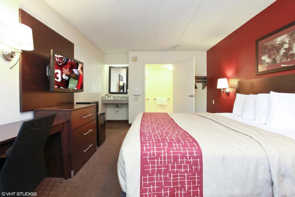 Red Roof Inn Michigan City image