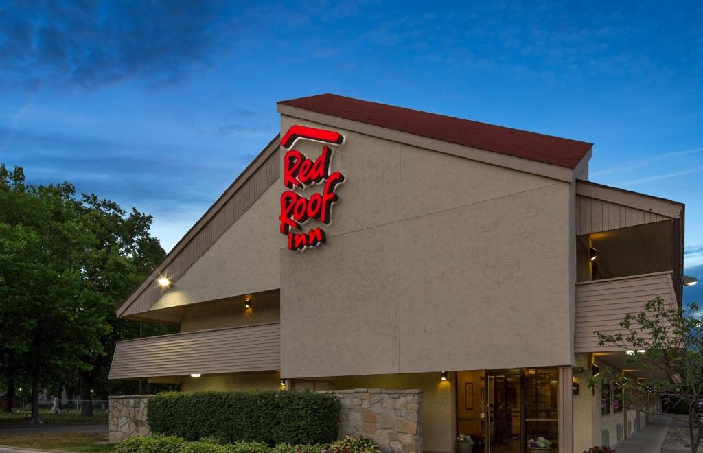Red Roof Inn Detroit - Roseville St Clair Shores photo 2
