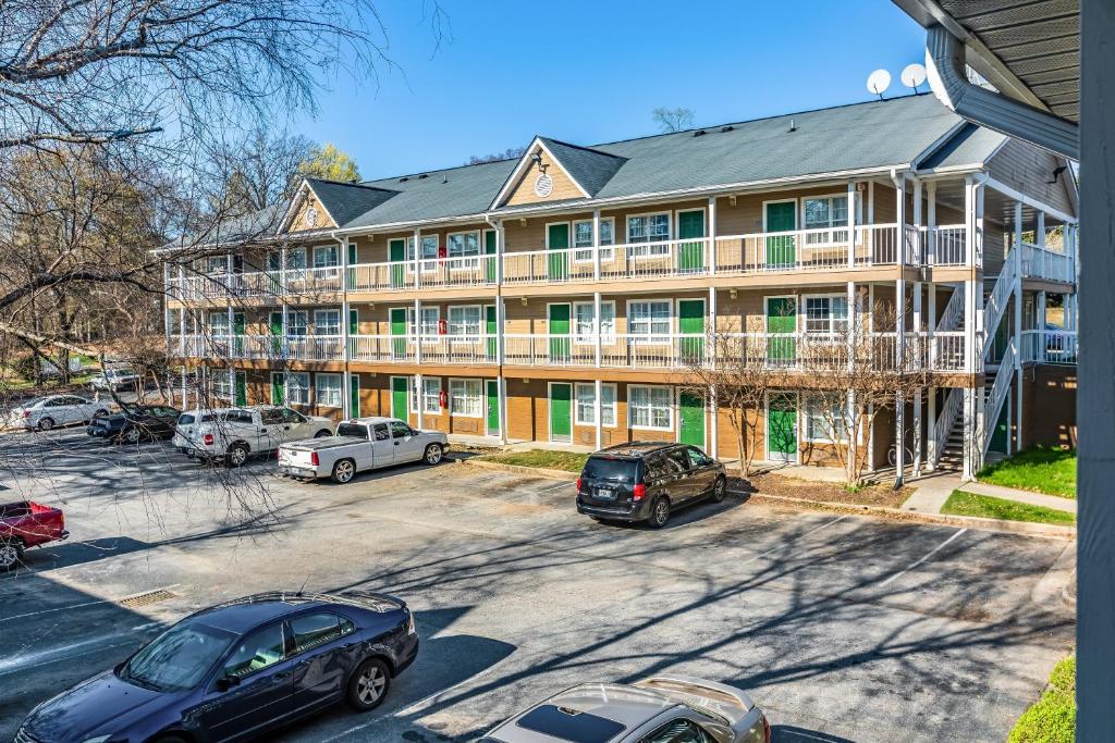 HomeTowne Studios by Red Roof Atlanta NE - Downtown Norcross image