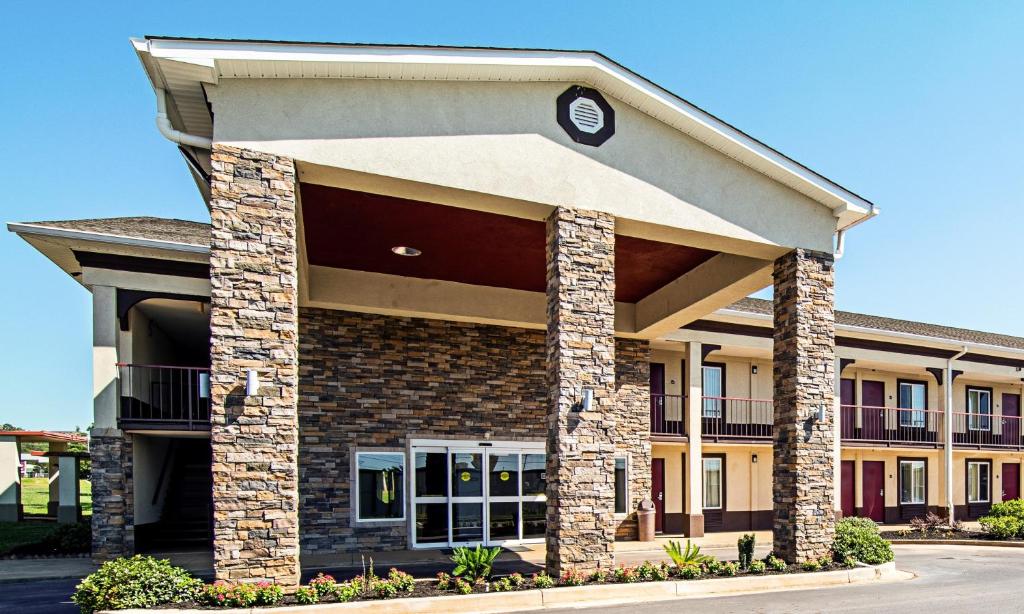 Red Roof Inn & Suites Greenwood, SC photo 2