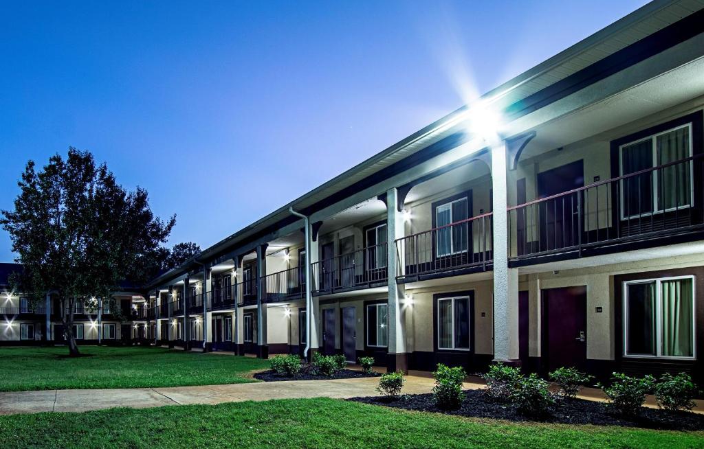 Red Roof Inn & Suites Greenwood, SC photo 4