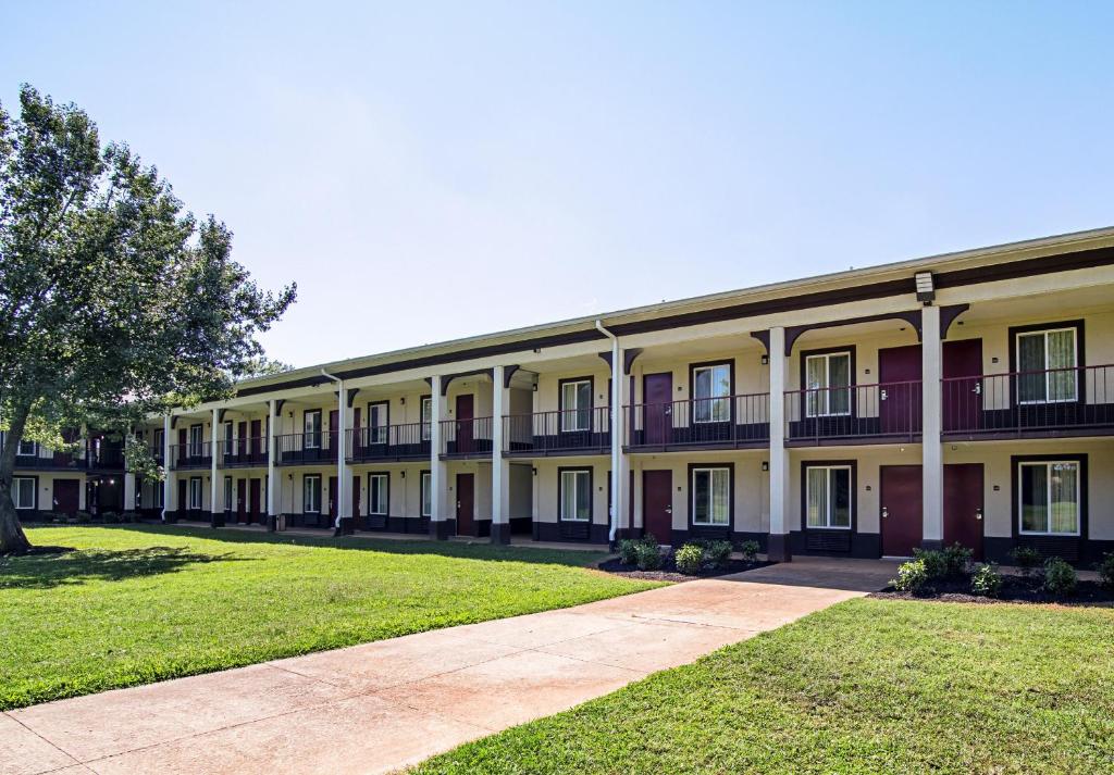 Red Roof Inn & Suites Greenwood, SC photo 1