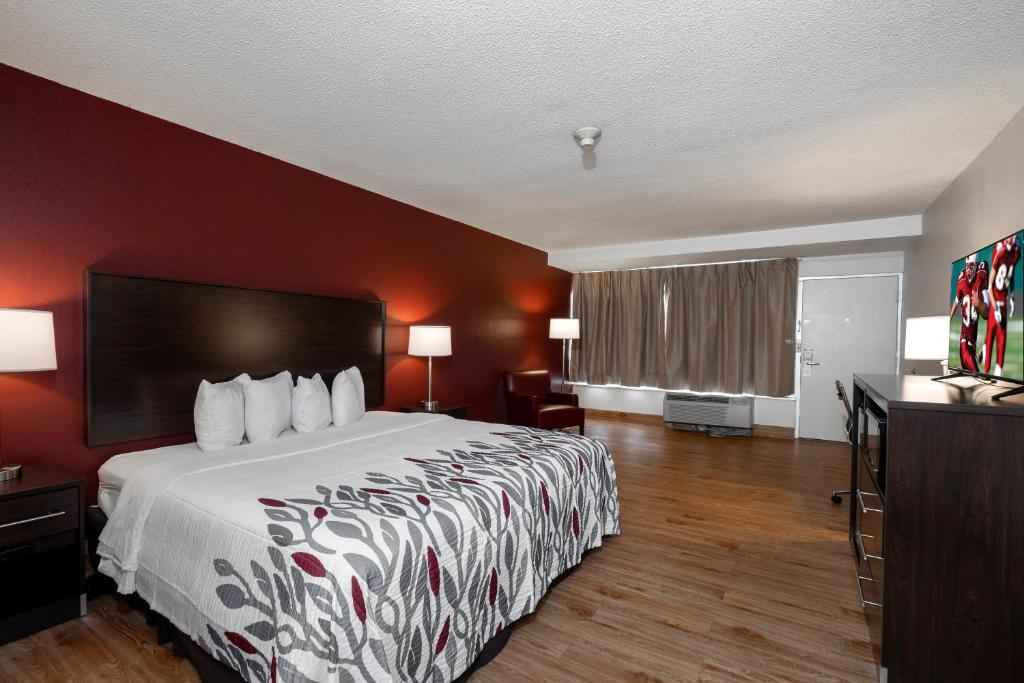Red Roof Inn Marion, VA image