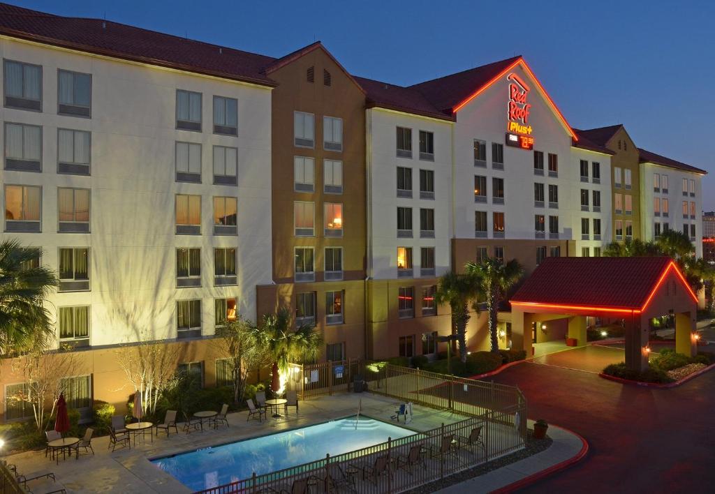 Red Roof Inn PLUS+ San Antonio Downtown - Riverwalk image