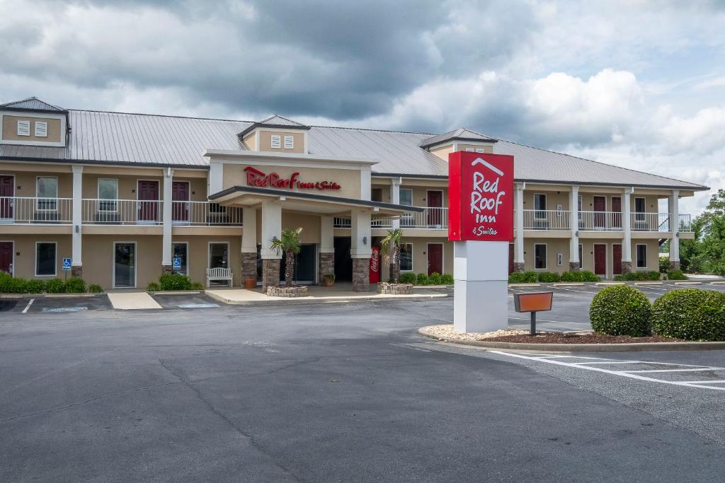 Red Roof Inn & Suites Calhoun image
