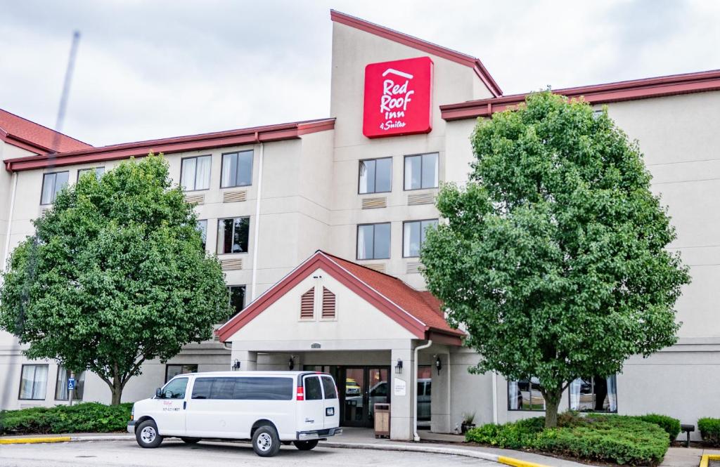 Red Roof Inn & Suites Indianapolis Airport image