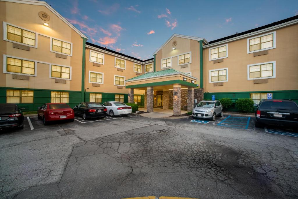 HomeTowne Studios by Red Roof St. Louis - Airport/N Lindbergh photo 2