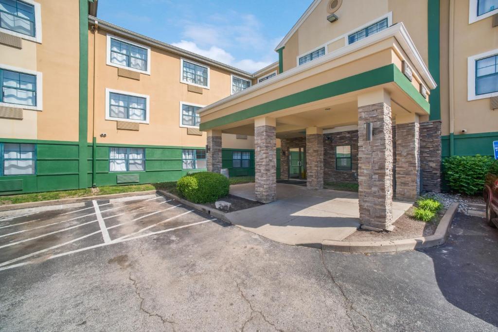 HomeTowne Studios by Red Roof St. Louis - Airport/ N Lindbergh image