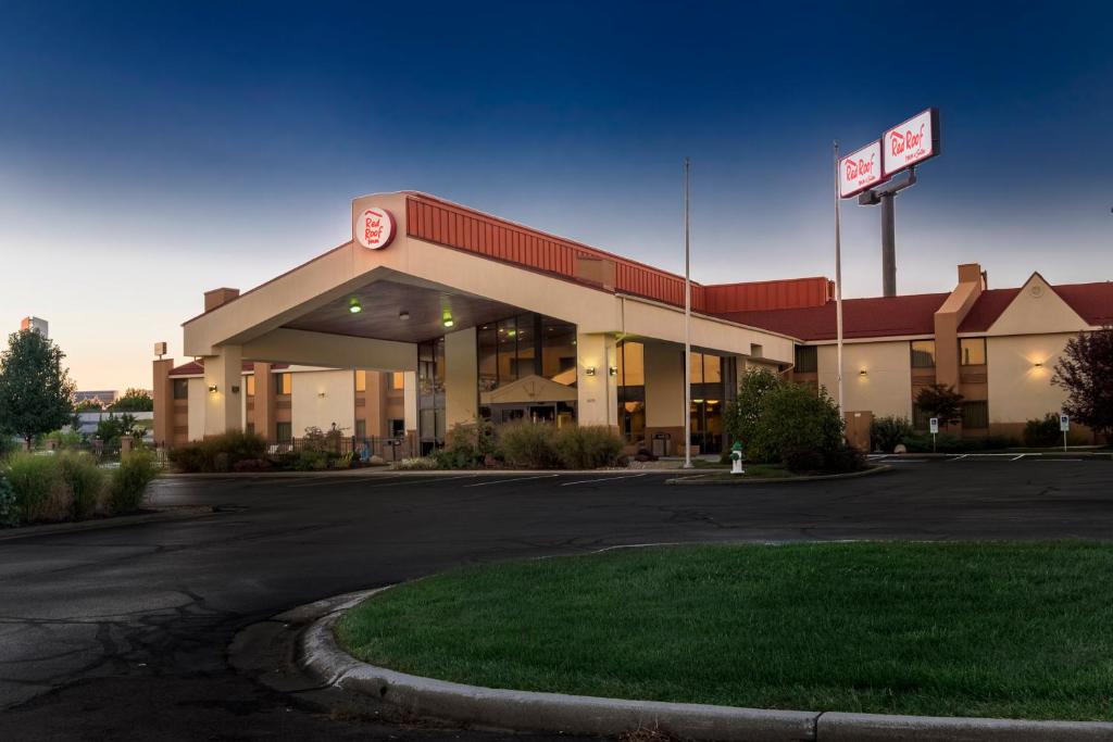 Red Roof Inn & Suites Cincinnati North - Mason image