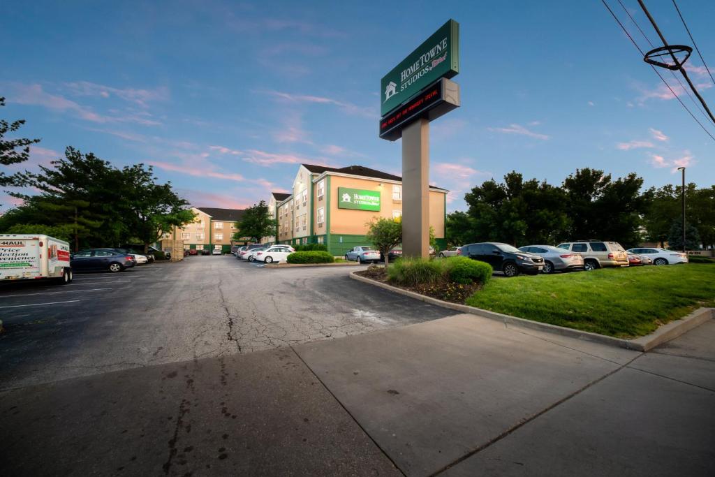 HomeTowne Studios by Red Roof St. Louis - Airport/N Lindbergh photo 4