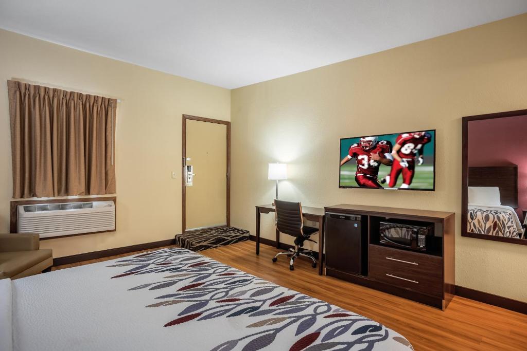 Red Roof Inn Des Moines image