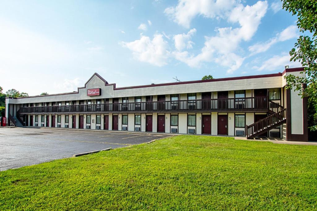 Red Roof Inn Scottsburg photo 1