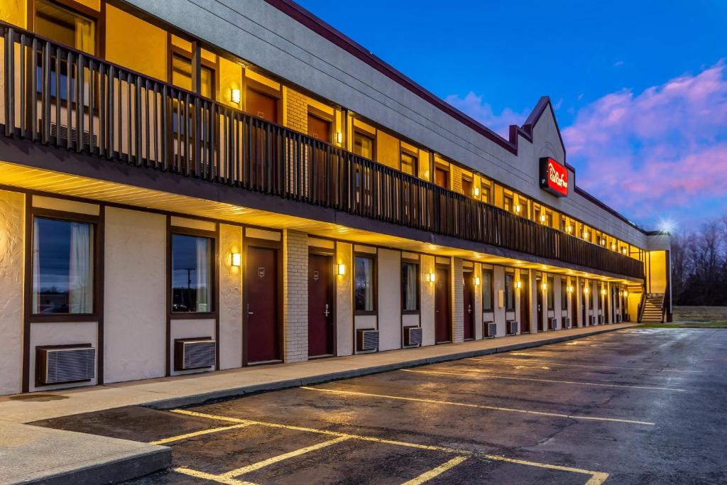 Red Roof Inn Scottsburg photo 2