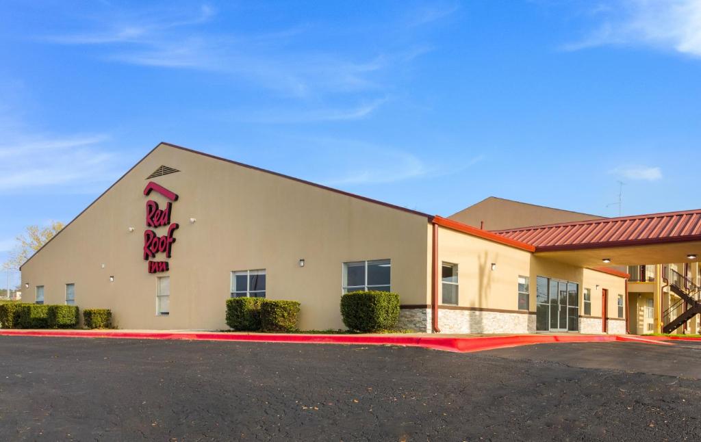 Red Roof Inn Temple image
