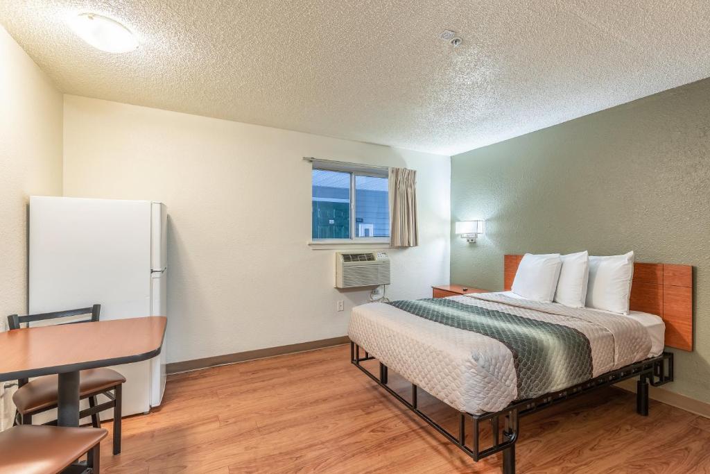 Студио (Studio with One Queen Bed - Disability Access/Non Smoking), HomeTowne Studios by Red Roof Orlando - Casselberry