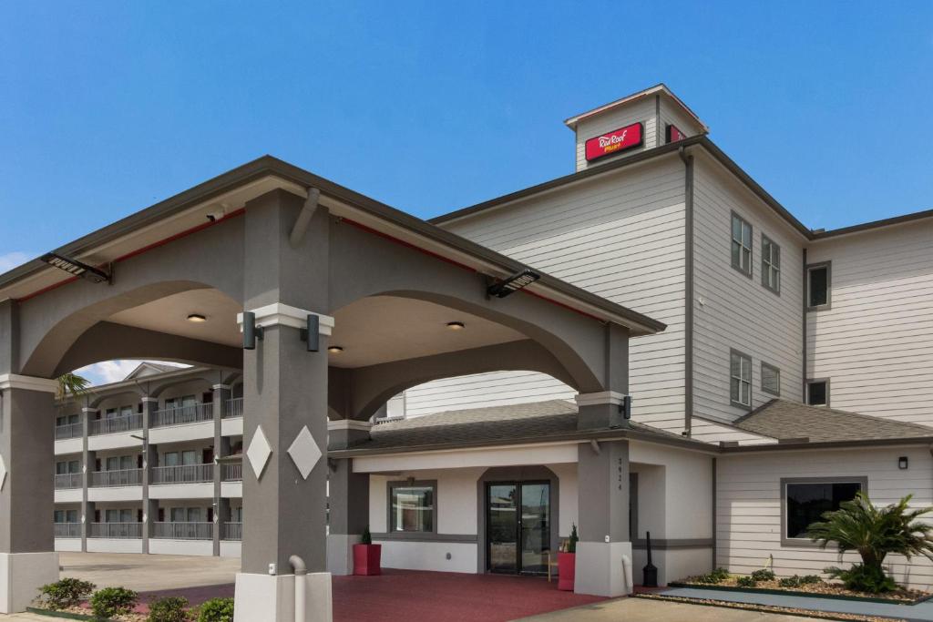 Red Roof Inn Plus+ Galveston - Beachfront image