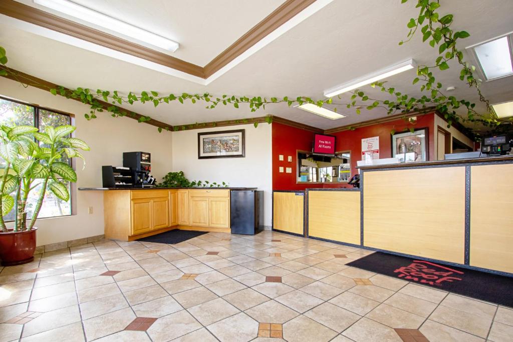 Red Roof Inn & Suites Monterey photo 4