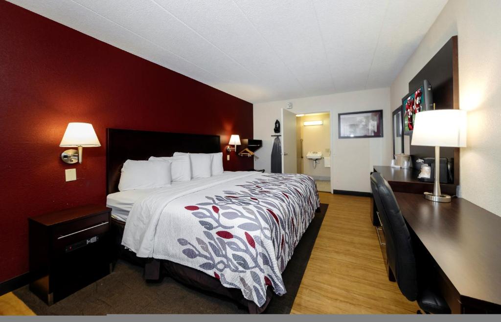 Red Roof Inn Lansing East – MSU image