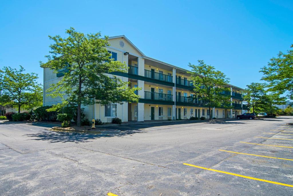HomeTowne Studios by Red Roof Chicago - Waukegan image