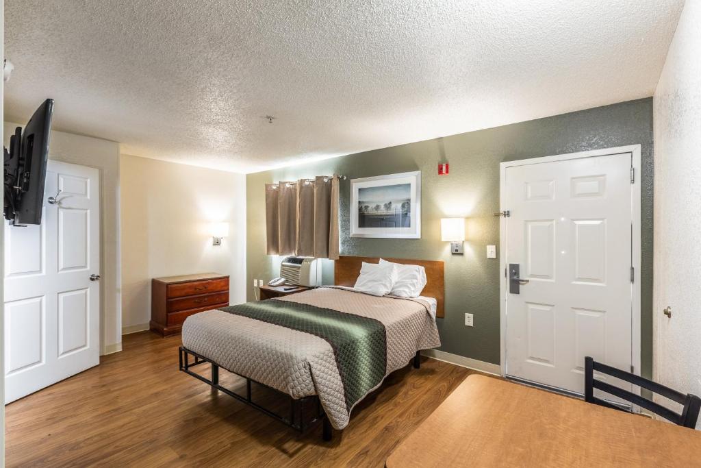 Студио (Studio One Queen Bed with Disability Access - Non-Smoking), HomeTowne Studios by Red Roof Atlanta - Chamblee