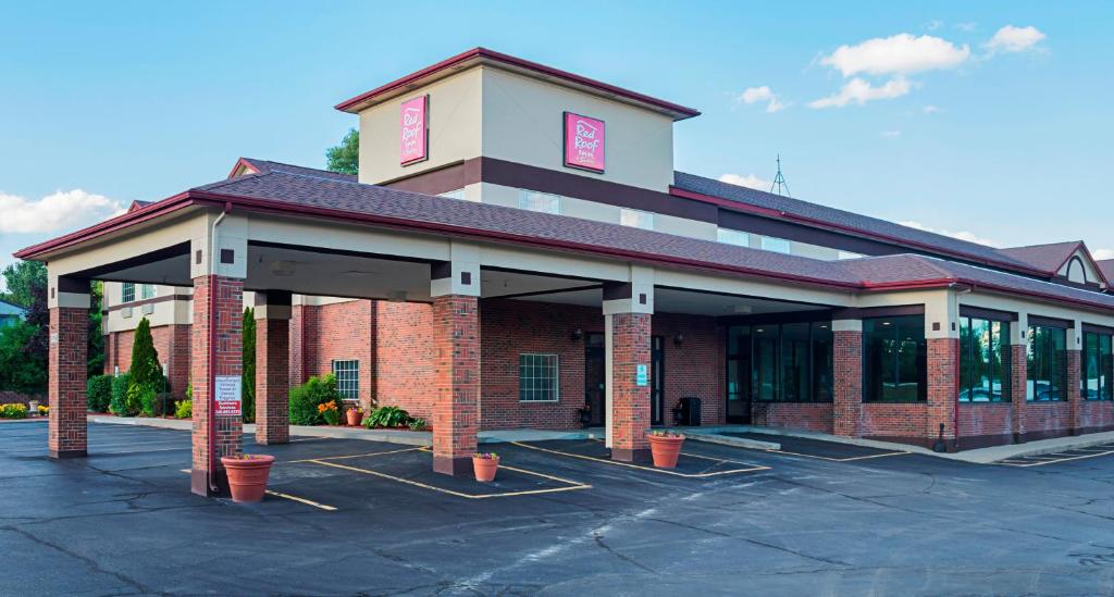 Red Roof Inn & Suites Lake Orion/ Auburn Hills image