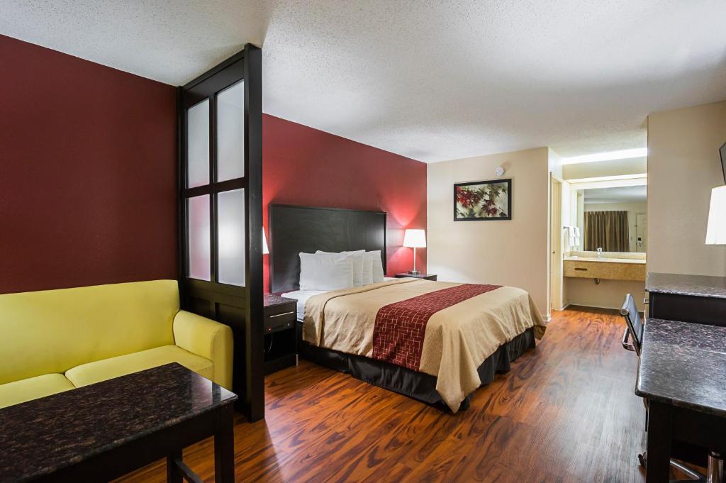Red Roof Inn & Suites Scottsboro image