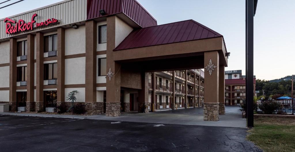 Red Roof Inn & Suites Pigeon Forge - Parkway image