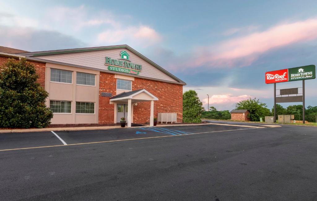 HomeTowne Studios by Red Roof Wilmington - New Castle photo 1