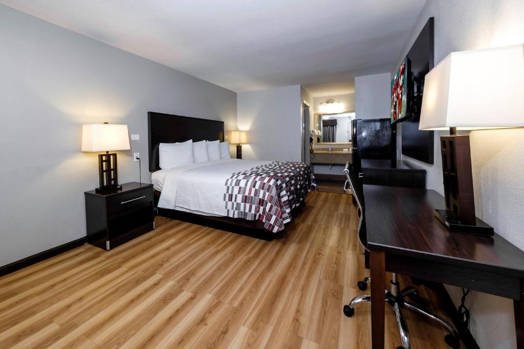 Red Roof Inn Arlington - Entertainment District image