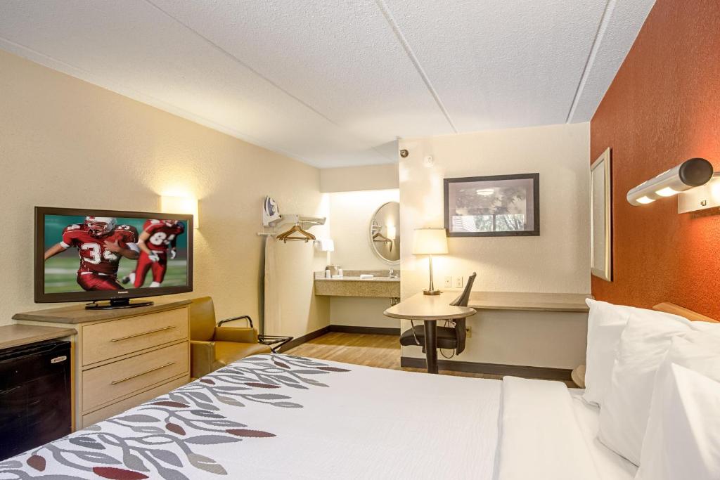 Red Roof Inn Greensboro Coliseum image