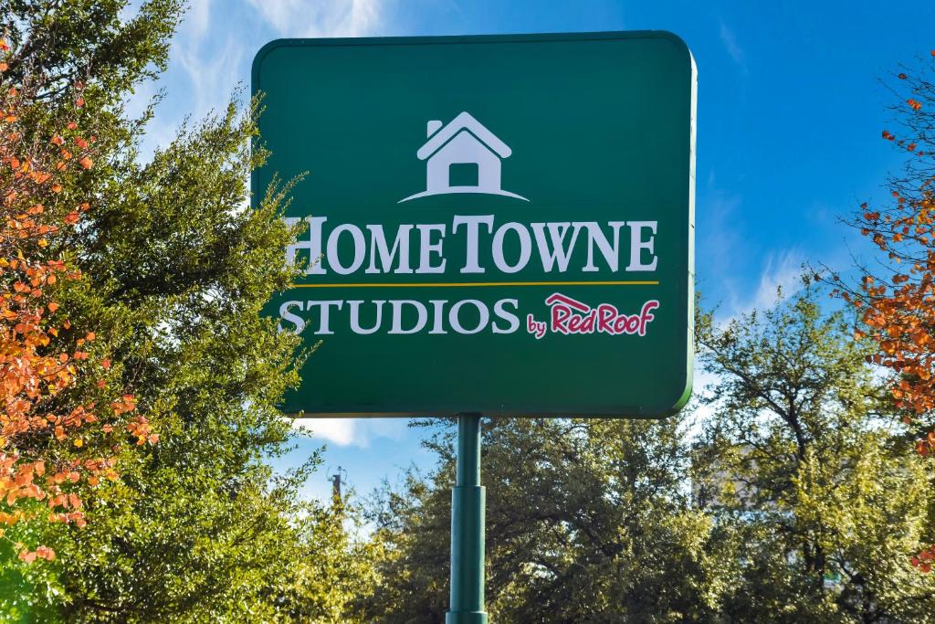 HomeTowne Studios by Red Roof Dallas - North Addison - Tollway photo 4