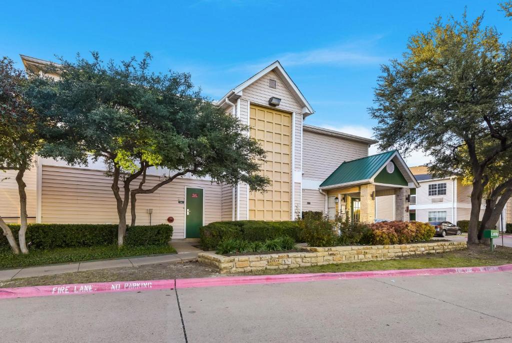 HomeTowne Studios by Red Roof Dallas - North Addison - Tollway photo 1
