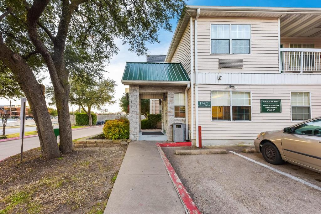 HomeTowne Studios By Red Roof Dallas - North Addison/ Tollway image