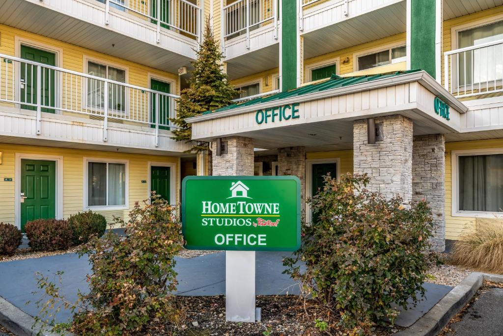 HomeTowne Studios by Red Roof Spokane - Valley photo 2