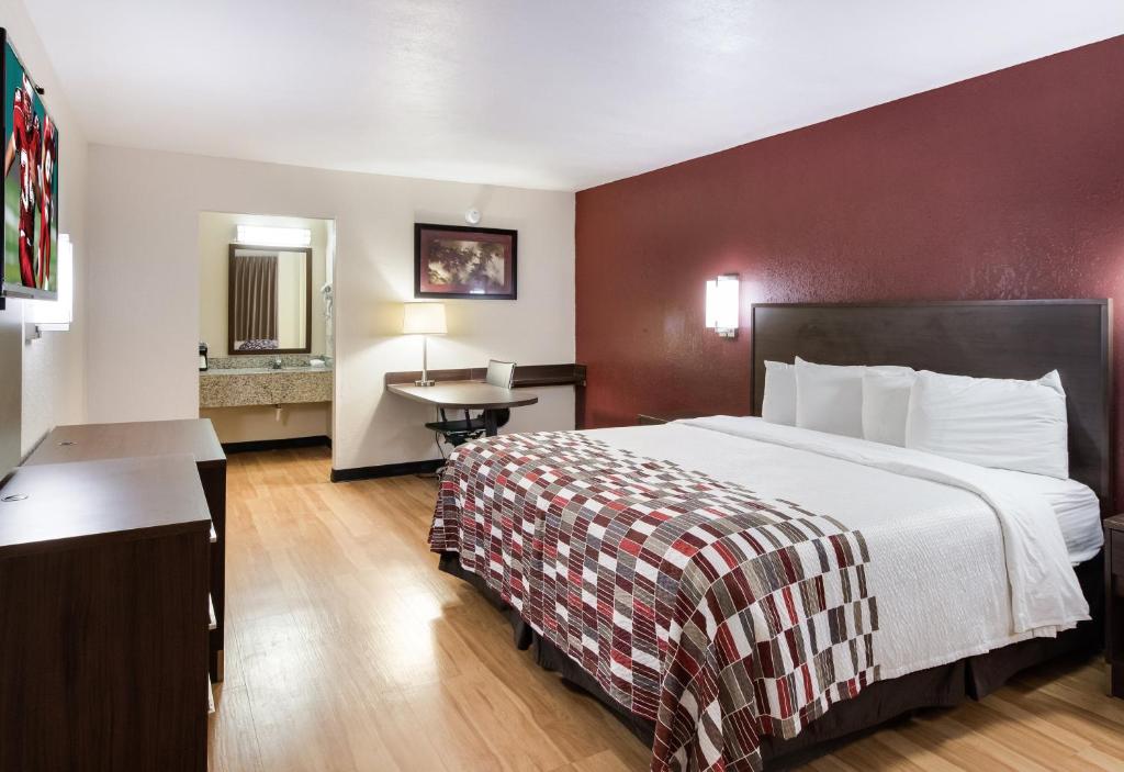 Red Roof Inn & Suites Commerce - Athens image