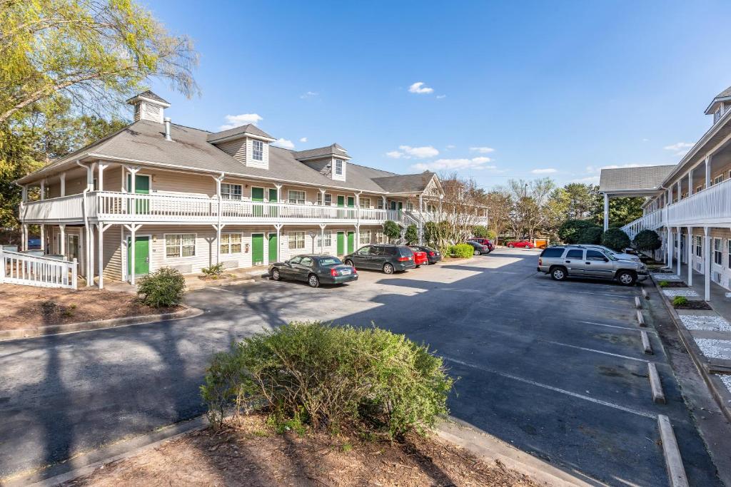 HomeTowne Studios by Red Roof Atlanta NE – Norcross South photo 1