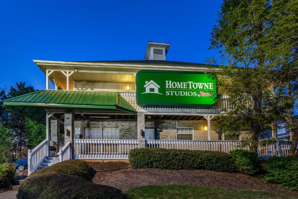 HomeTowne Studios by Red Roof Atlanta NE – Norcross South photo 4