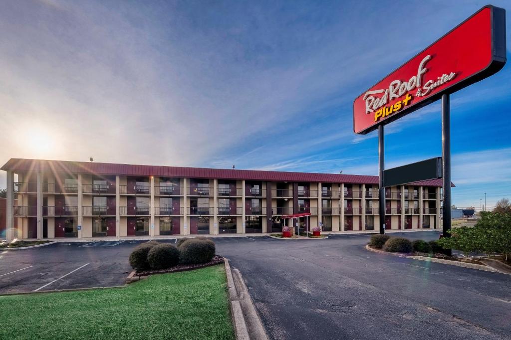 Red Roof Inn PLUS+ Huntsville - Madison image