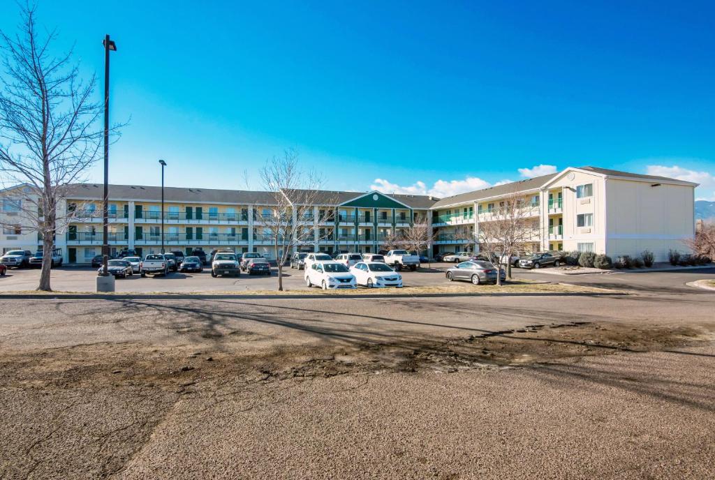 HomeTowne Studios by Red Roof Colorado Springs - Airport photo 2