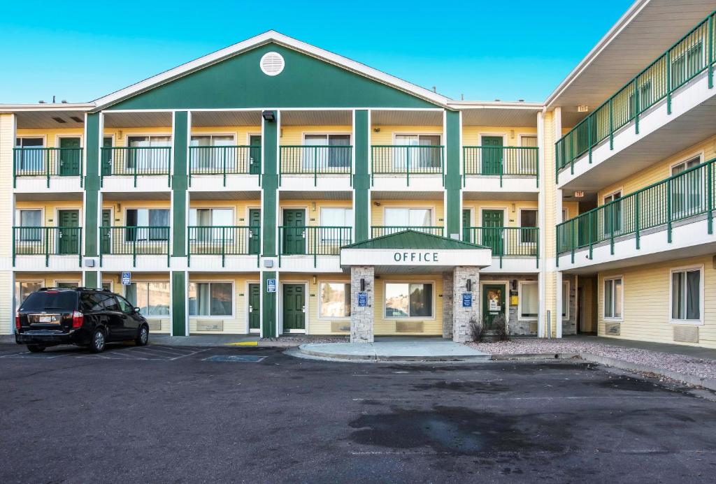 HomeTowne Studios By Red Roof Colorado Springs - Airport image