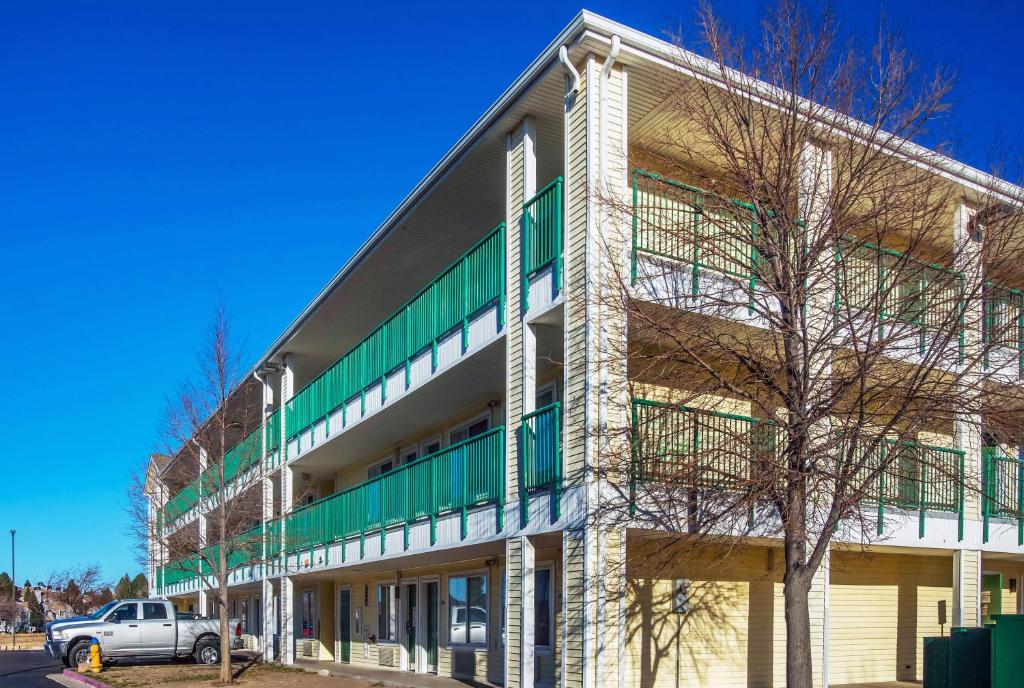 HomeTowne Studios by Red Roof Colorado Springs - Airport photo 4