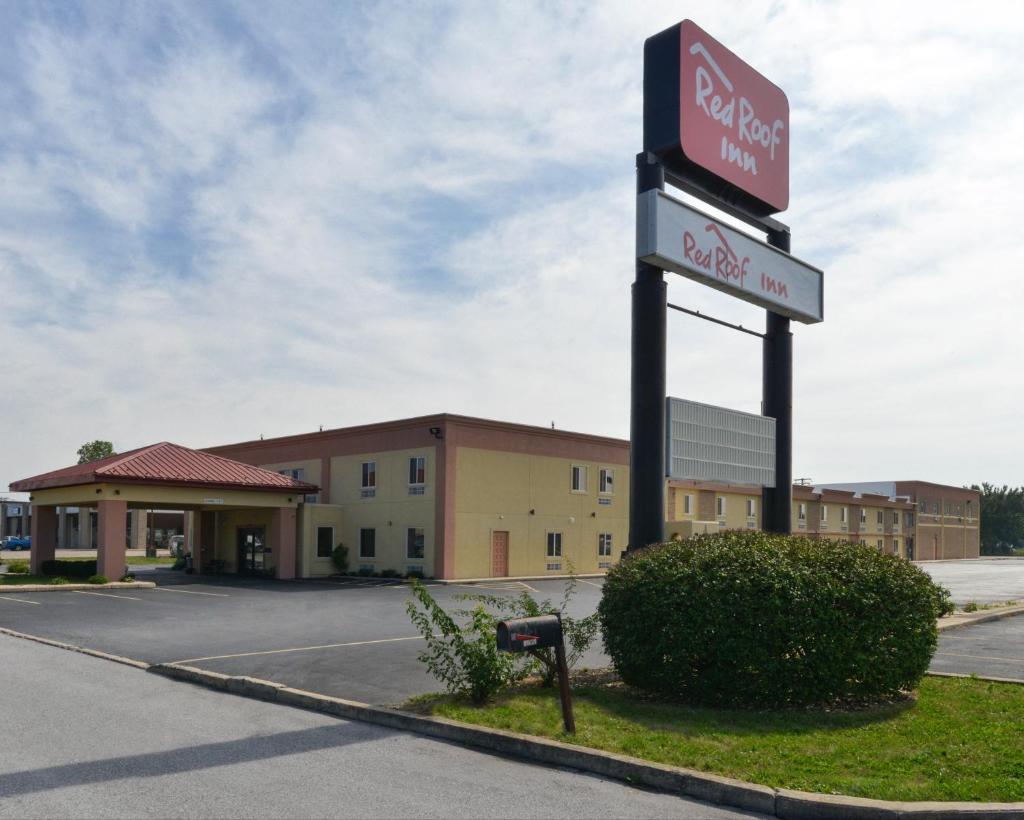 Red Roof Inn Chambersburg image